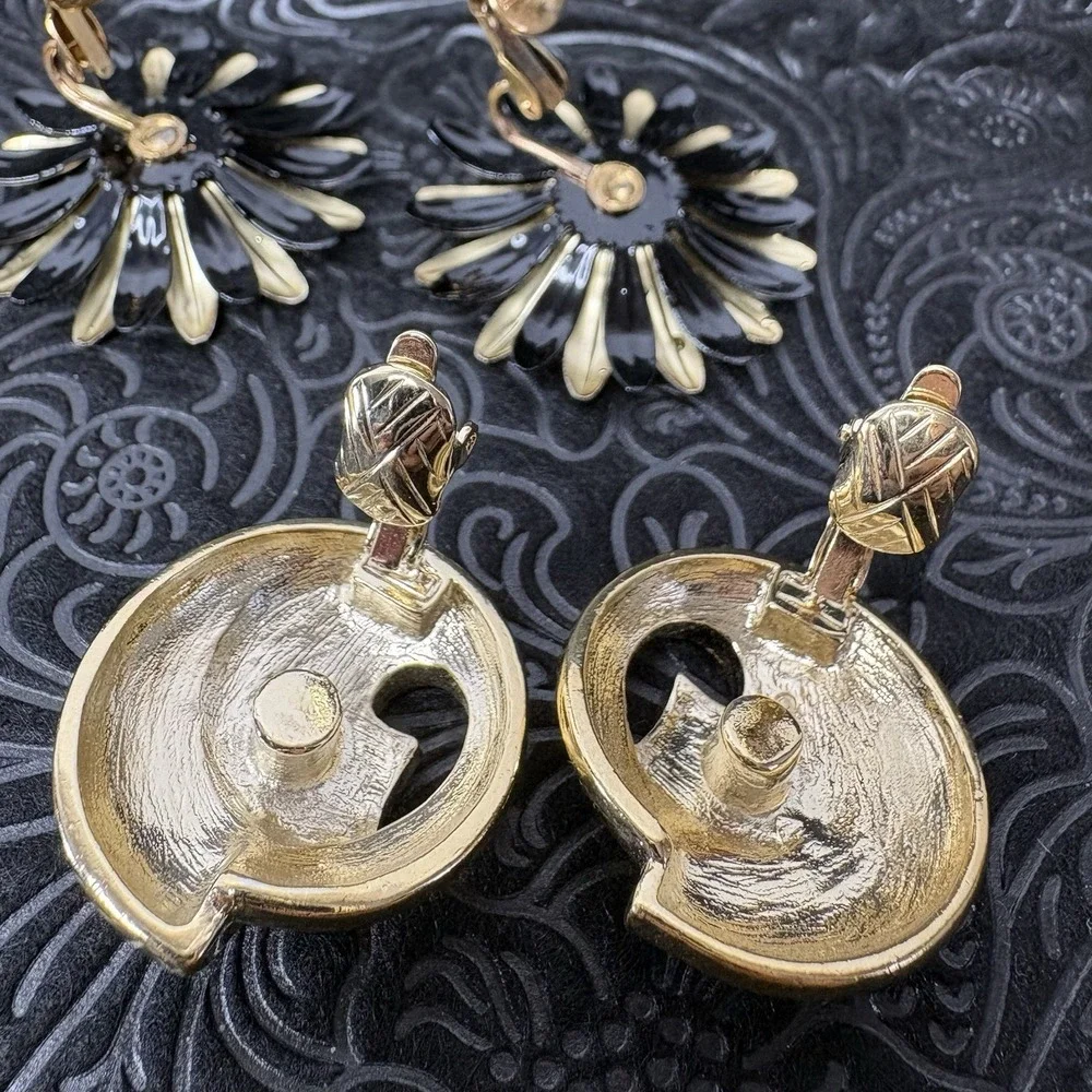 Set Of Two Pair Black Gold Tone Flower Daisy Trifari Round Clip‎ Back Earrings